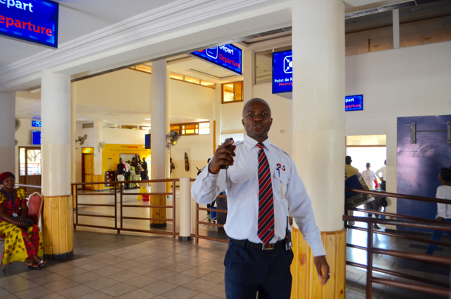 ギニア国際空港内の送迎ゲート