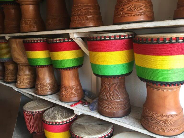 ジャンベやドラム用皮など伝統楽器の卸販売も行っています。