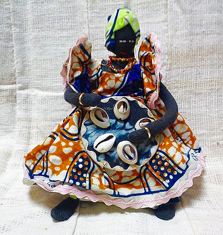ギニアの貝占い師の人形