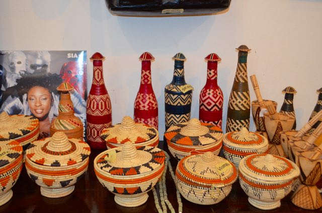ギニア・フラ民族伝統のカゴや革細工