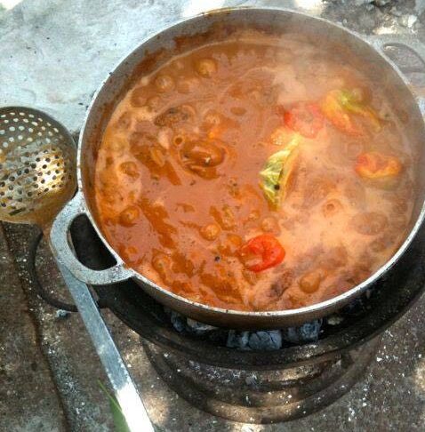ギニア料理を煮込んでいる鍋