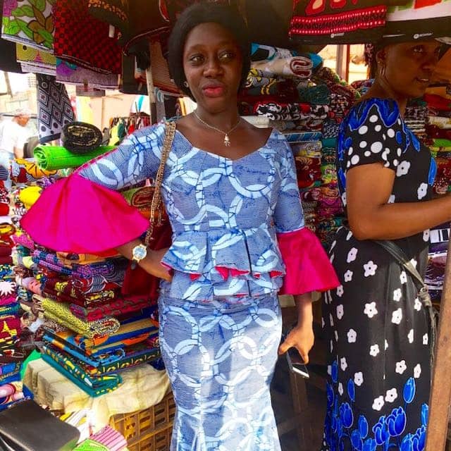 アフリカ布屋の前に立つ女性