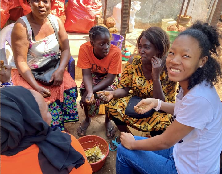 食事するアフリカ人女性達