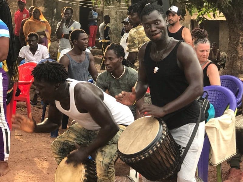 祭りでジャンベを演奏するギニア人