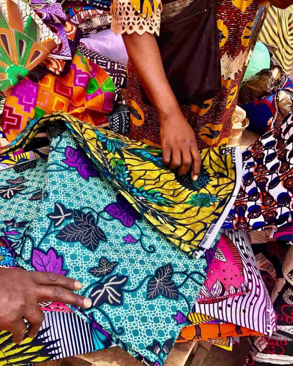 アフリカ布と女性の手