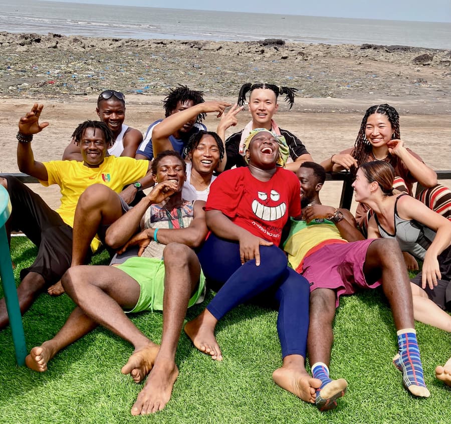 ギニア人と日本人が仲良く座っている